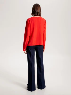 Blusa crepe com decote em V e modelagem solta.