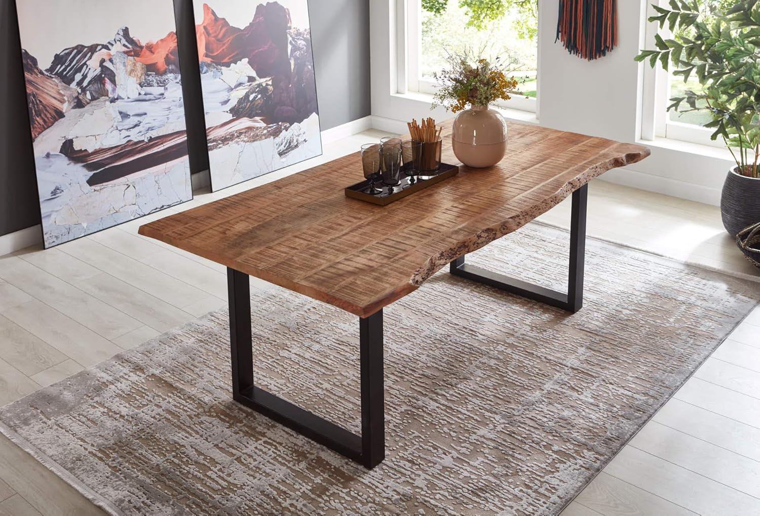 SAM Esstisch Dora 200 x 100 cm, Mangoholz massiv, lackiert & naturfarben, Baumkantentisch mit U-Metallgestell in Mattschwarz, echte Baumkante, 26 mm