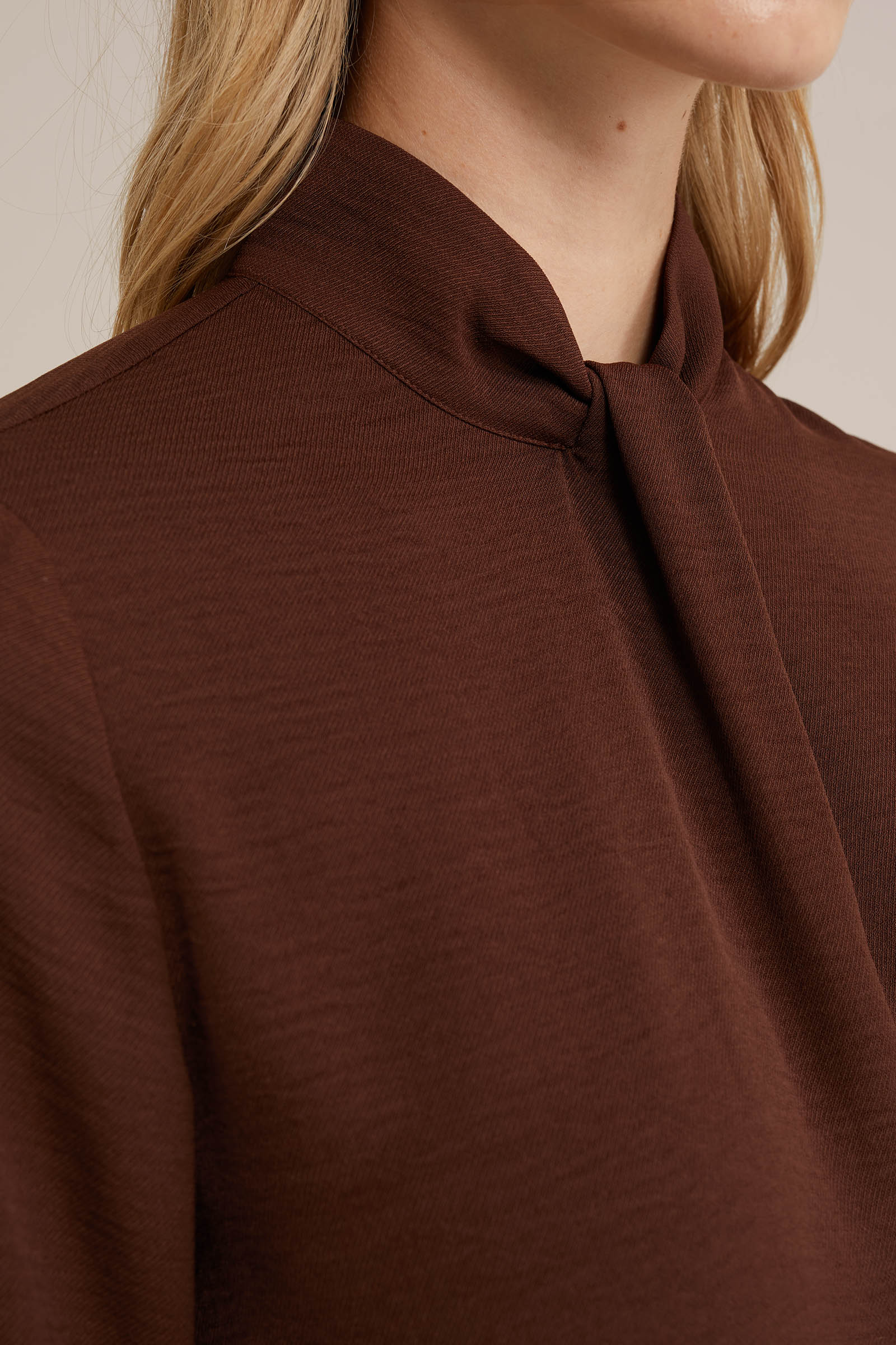 blouse met plooidetail WE Fashion Donkerbruin