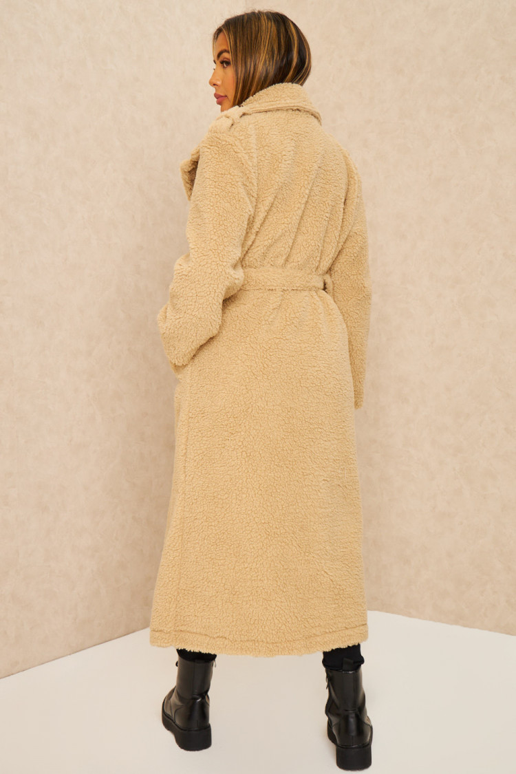 Manteau long beige effet peau de mouton ceinturé