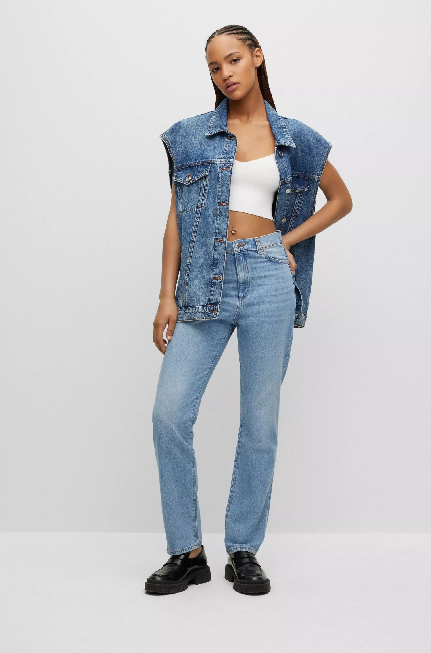 Calça jeans HUGO vermelha, modelagem relaxada, em denim rígido azul médio.