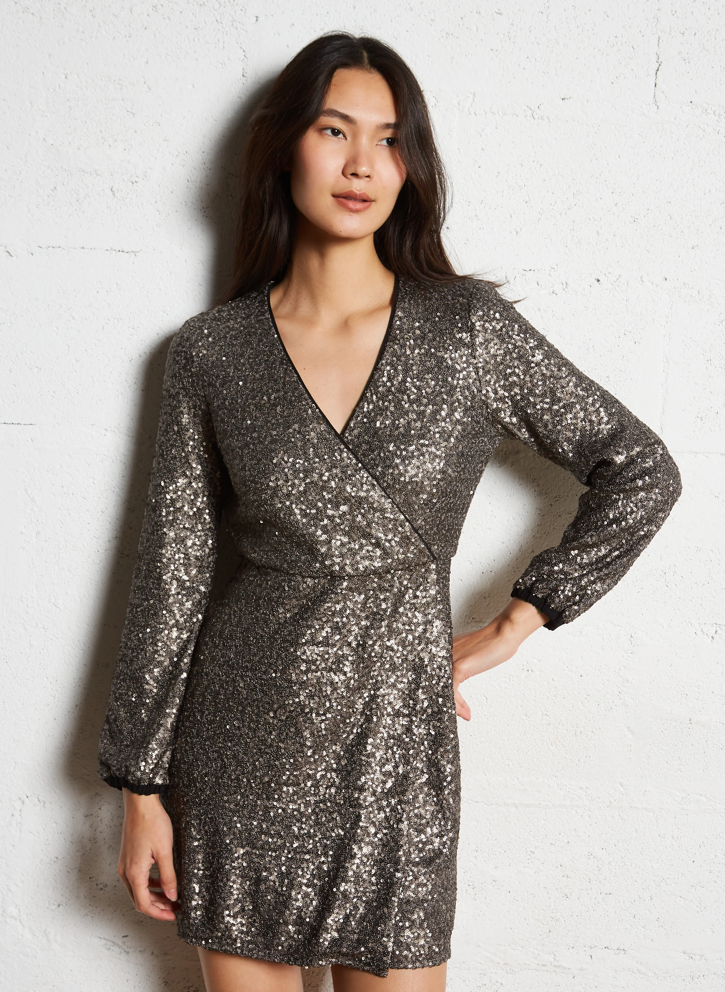 Robe courte portefeuille à sequins| Gris