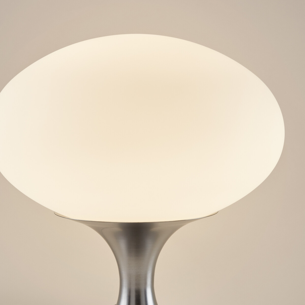 LA REDOUTE INTERIEURS<br>Candeeiro de mesa em ferro opalino e cromado, Merisa