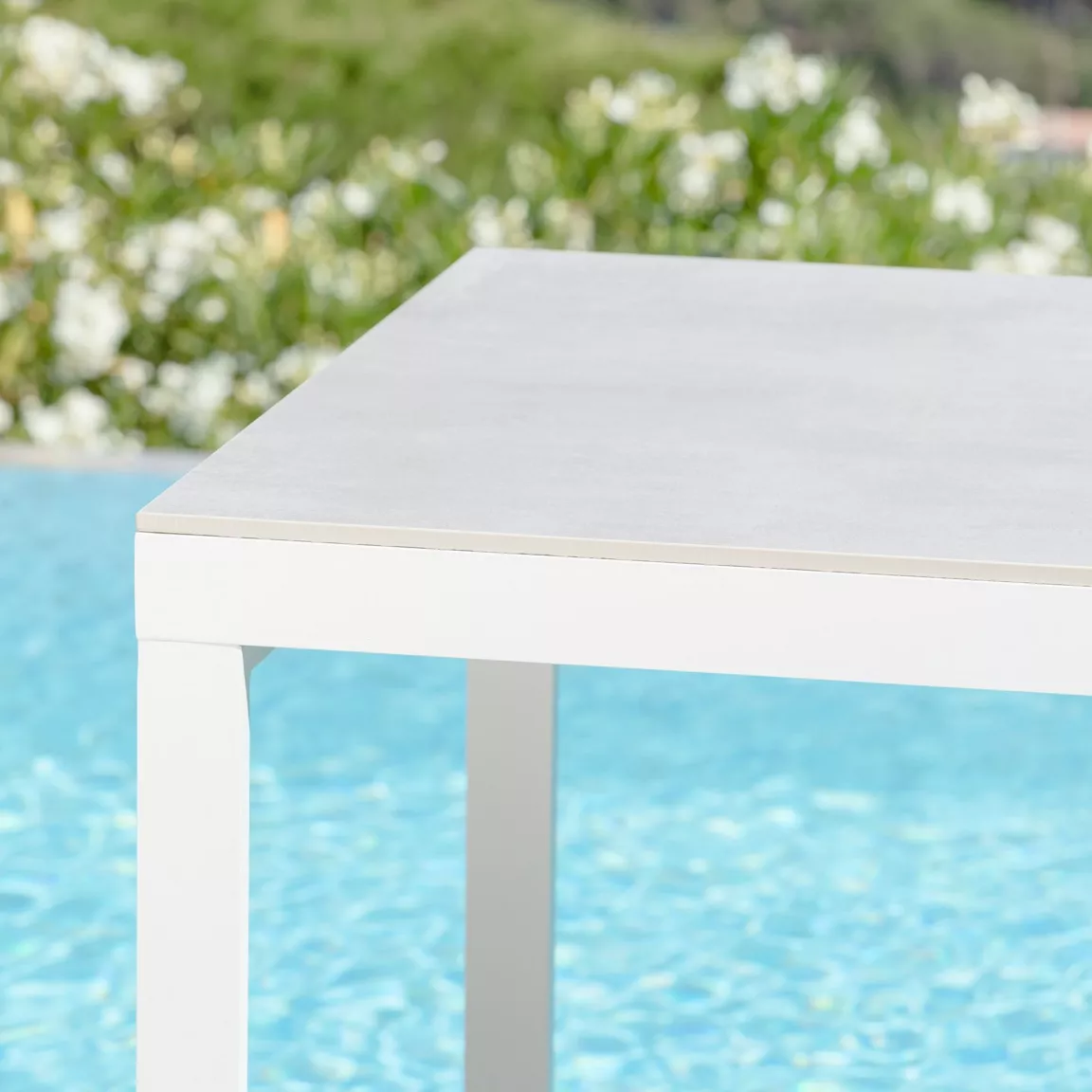 Table de jardin en aluminium et céramique 8 places (180 x 90 cm) Kore Blanc et gris clair