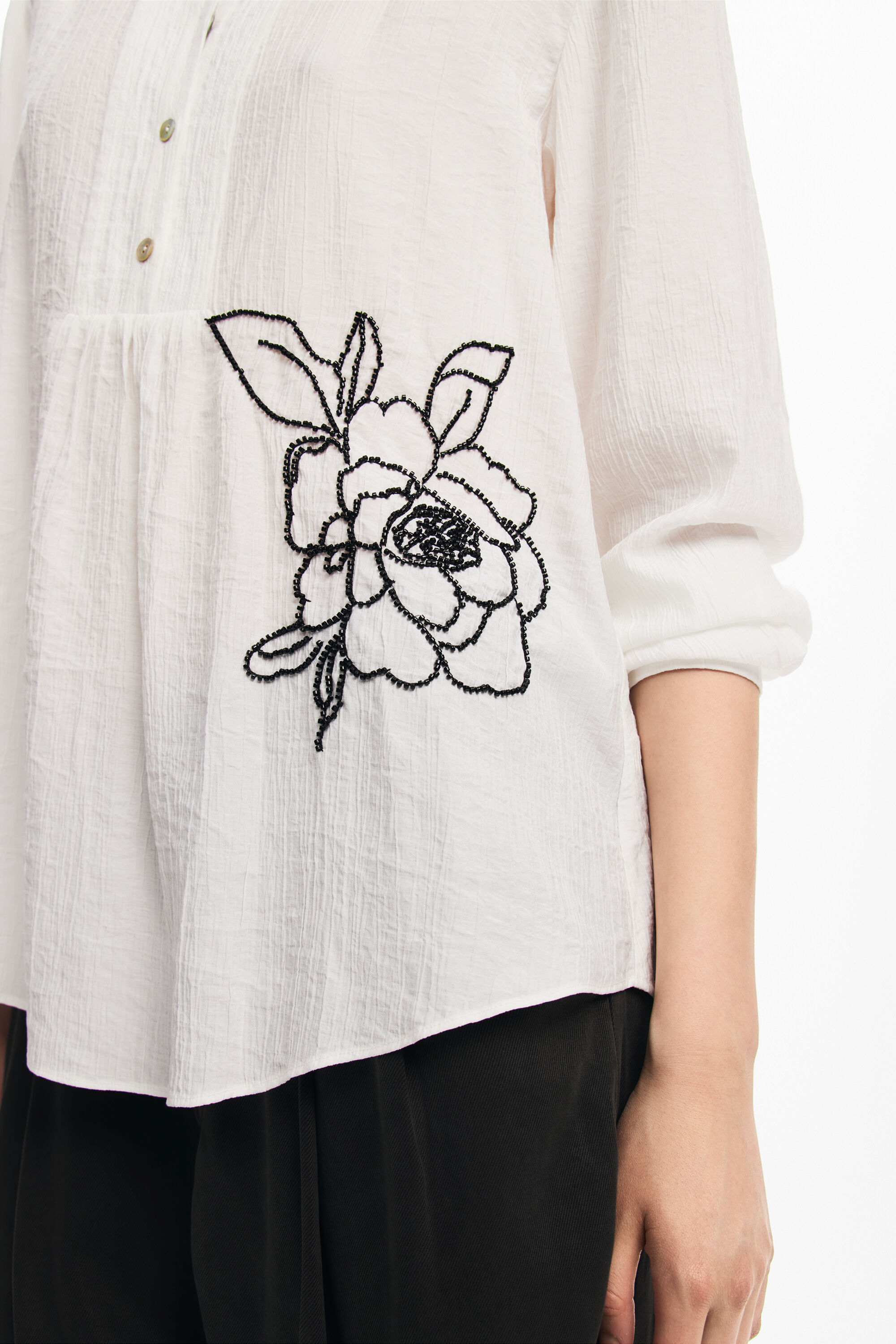 Blusa flor bordada