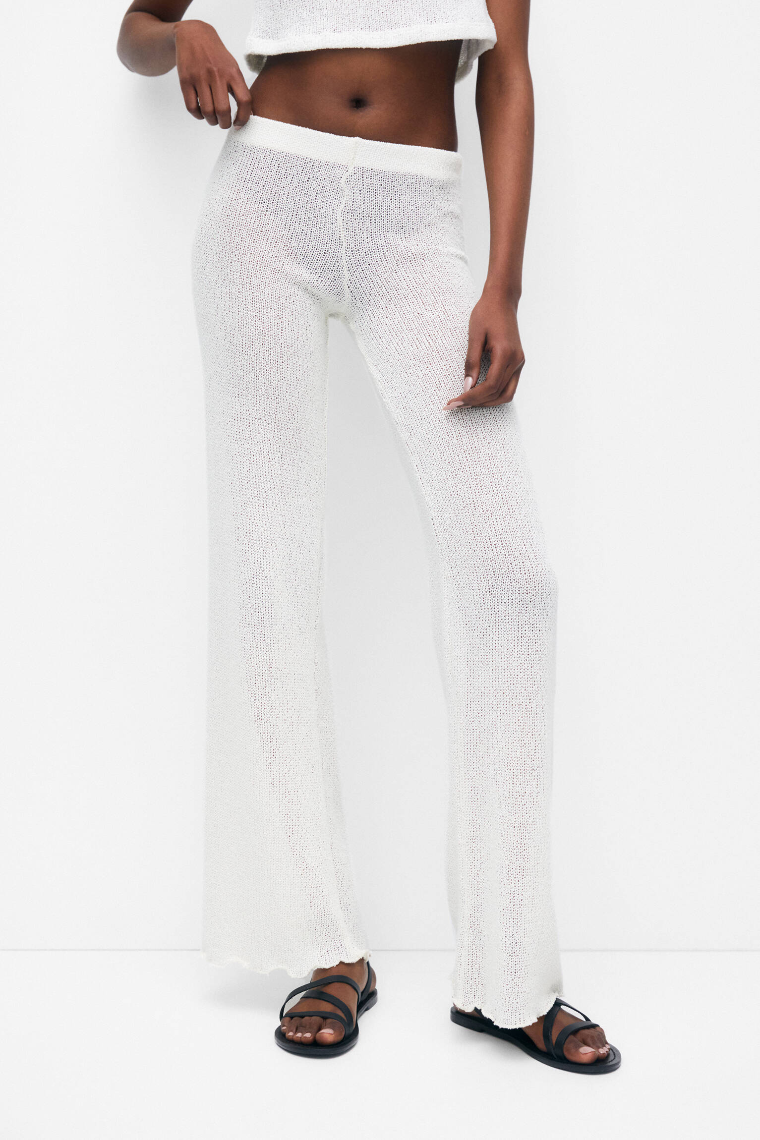 Calça de malha com corte flare - Crua