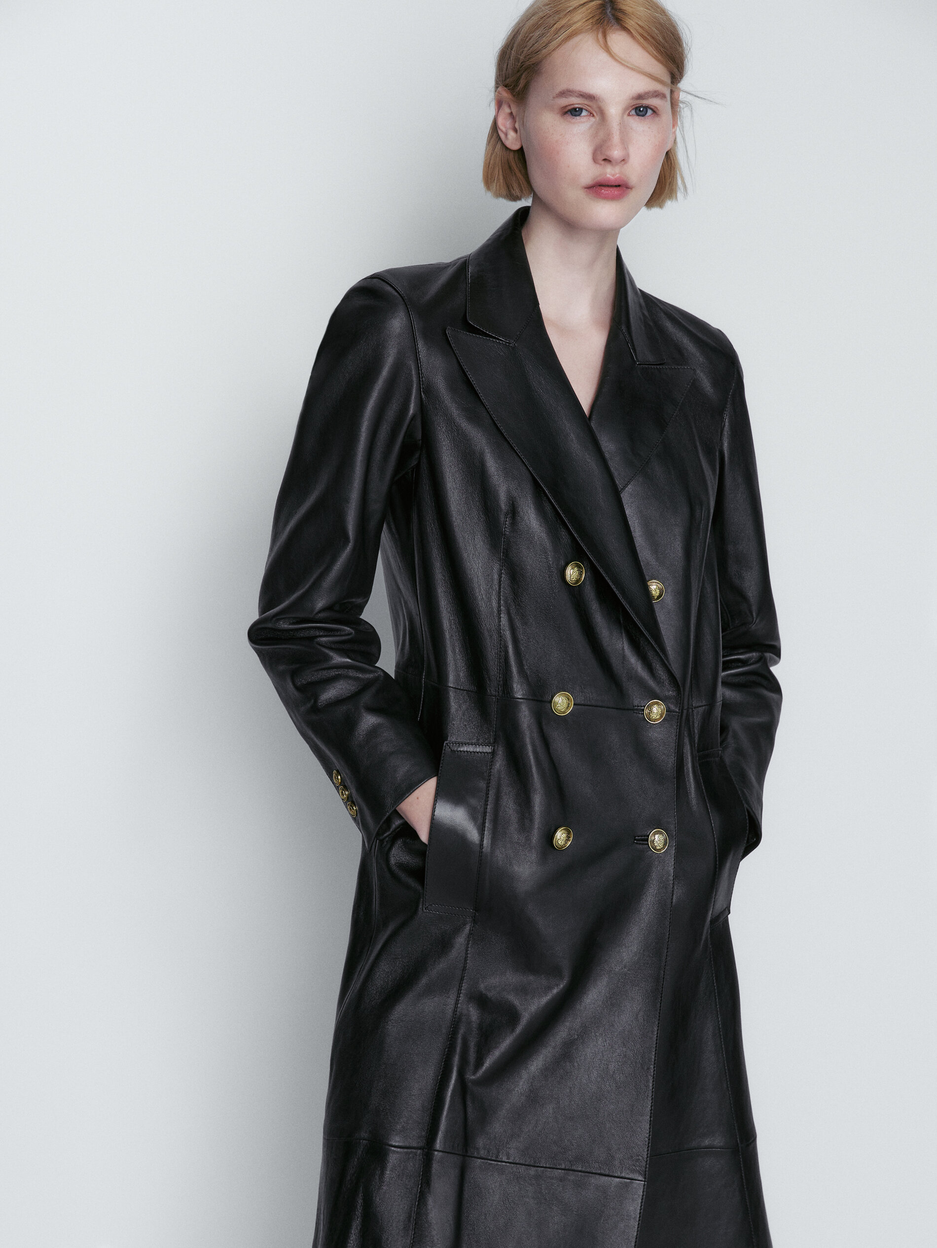 Jaqueta trench coat em napa com botões dourados - PRETA