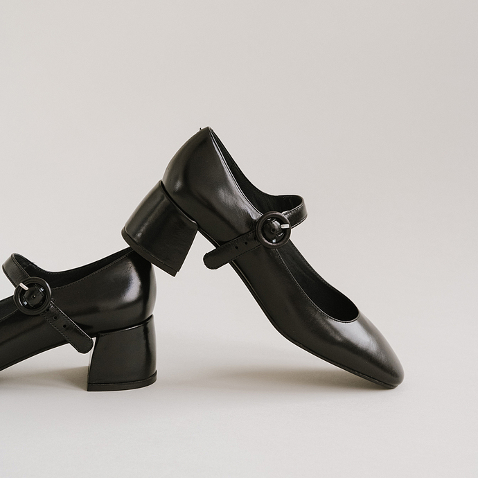 Salomés à talons et bouts carrés  en cuir noir