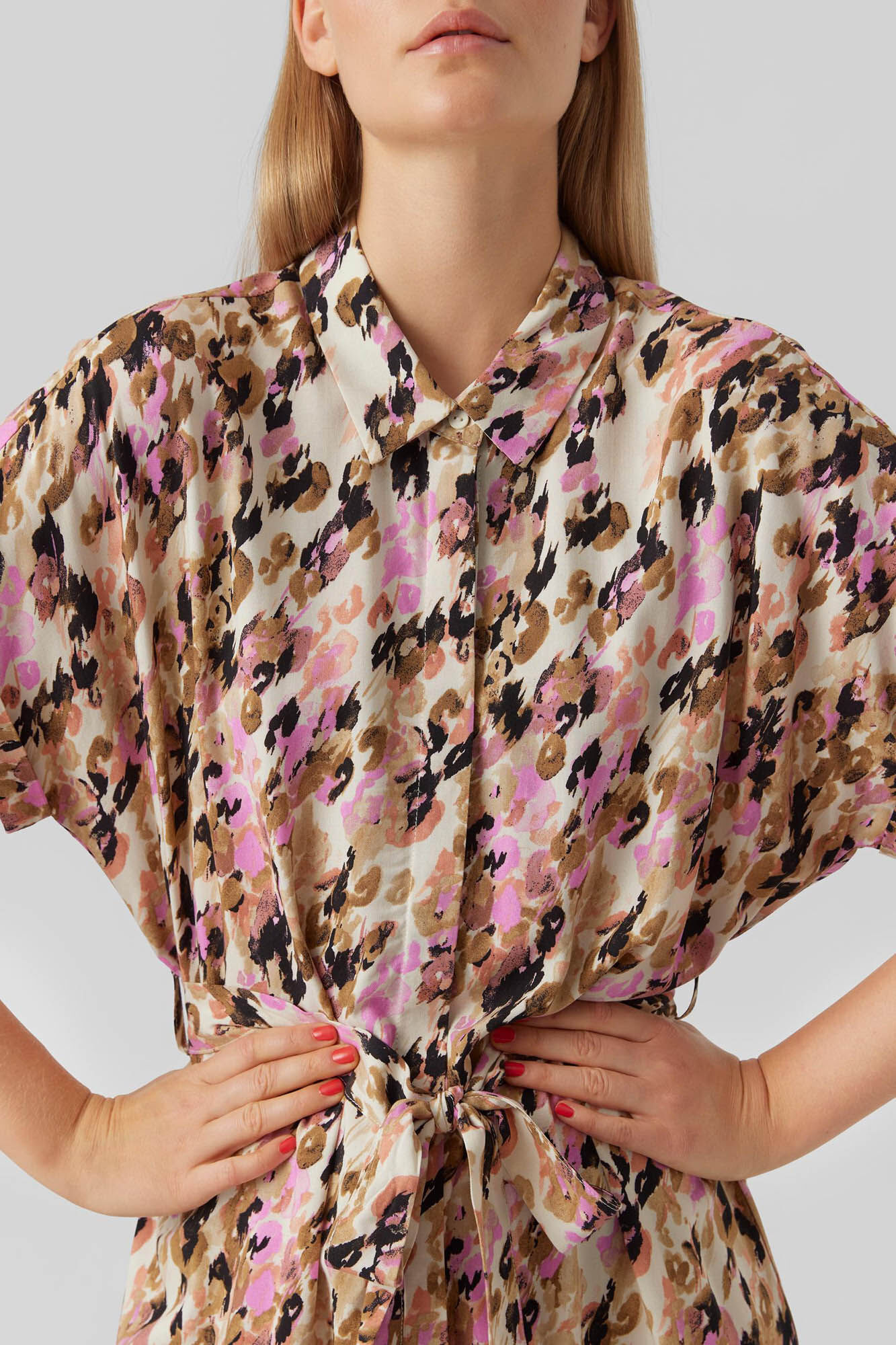 Vestido curto estilo camisa - Marrom