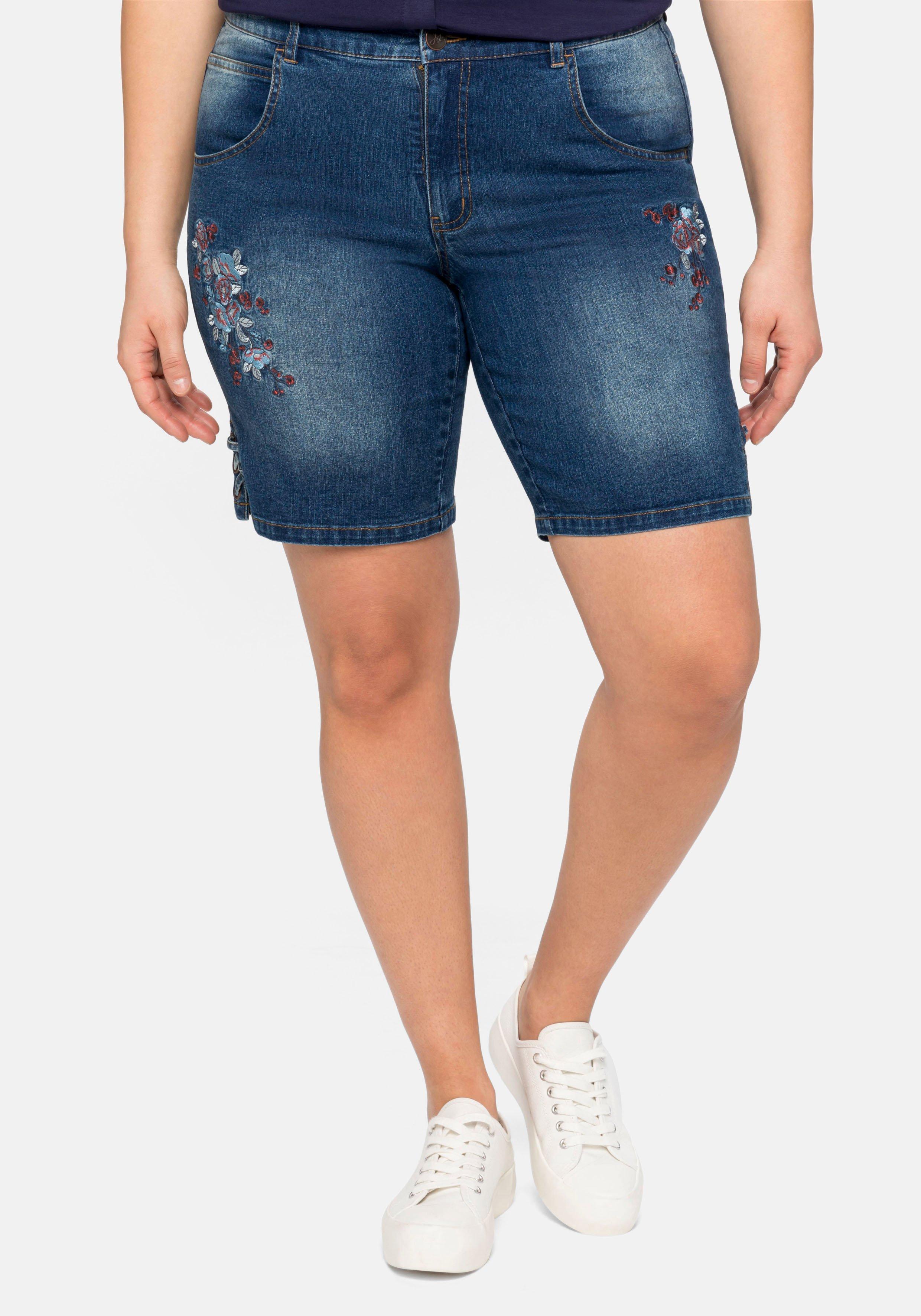Jeansbermudas mit Blumenstickerei und Schnürung