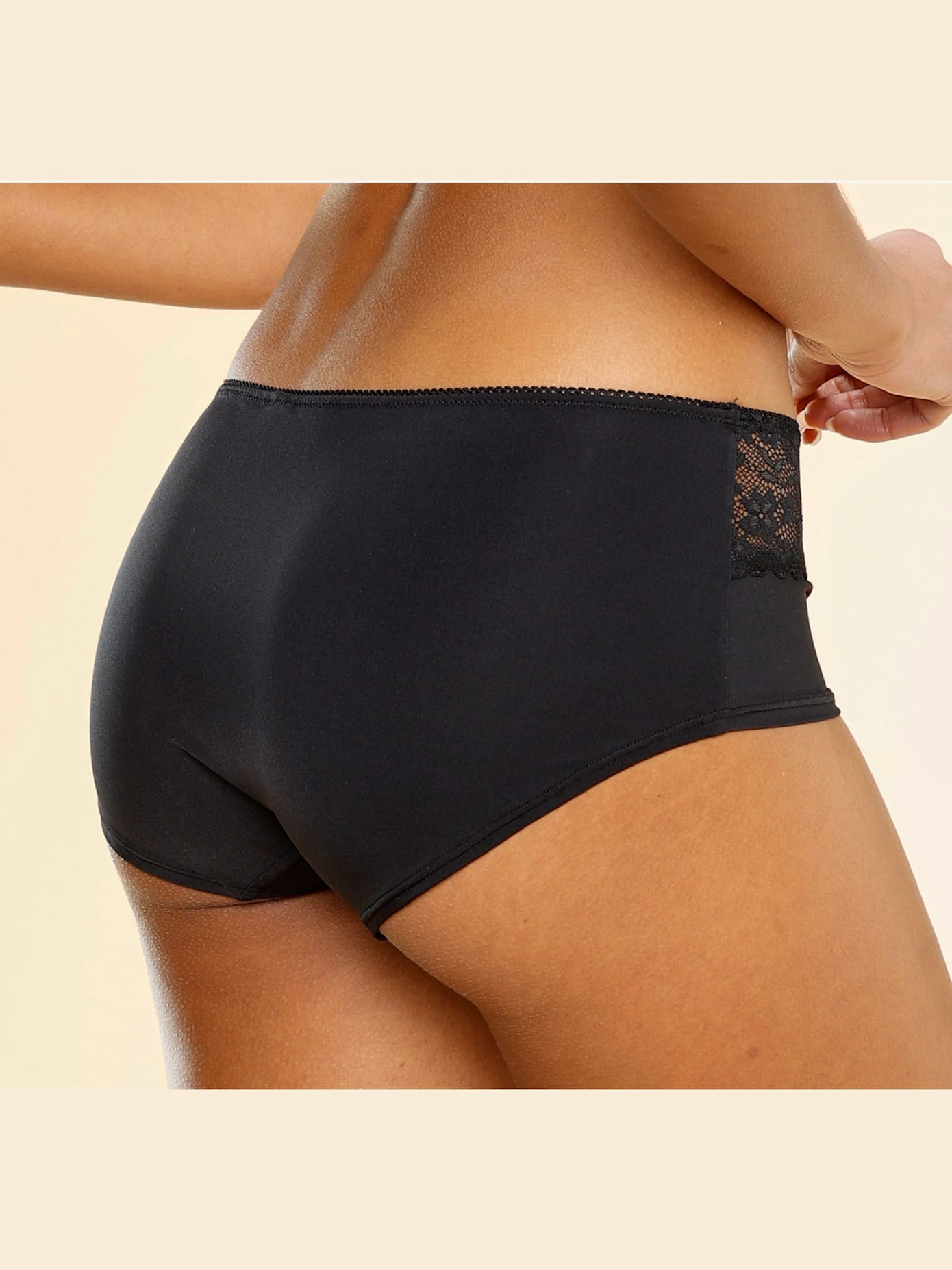 Panty féminin avec perles extravagantes