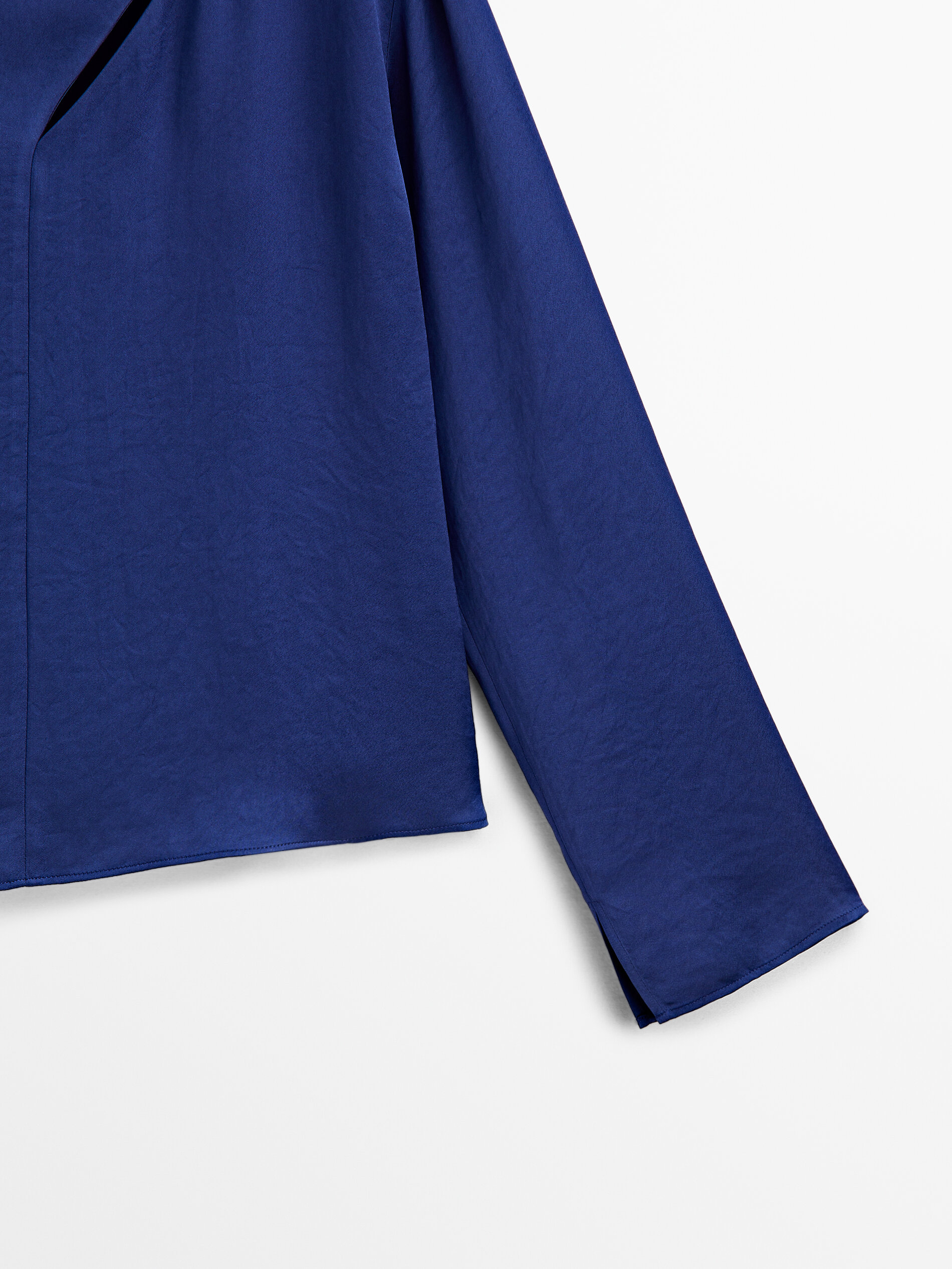 Camisa de cetim com recortes - Azul escuro