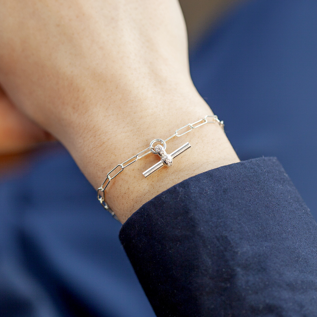 Bracelet argent 925 maille trombone motif T/bar zirconias. Longueur 19 cm.