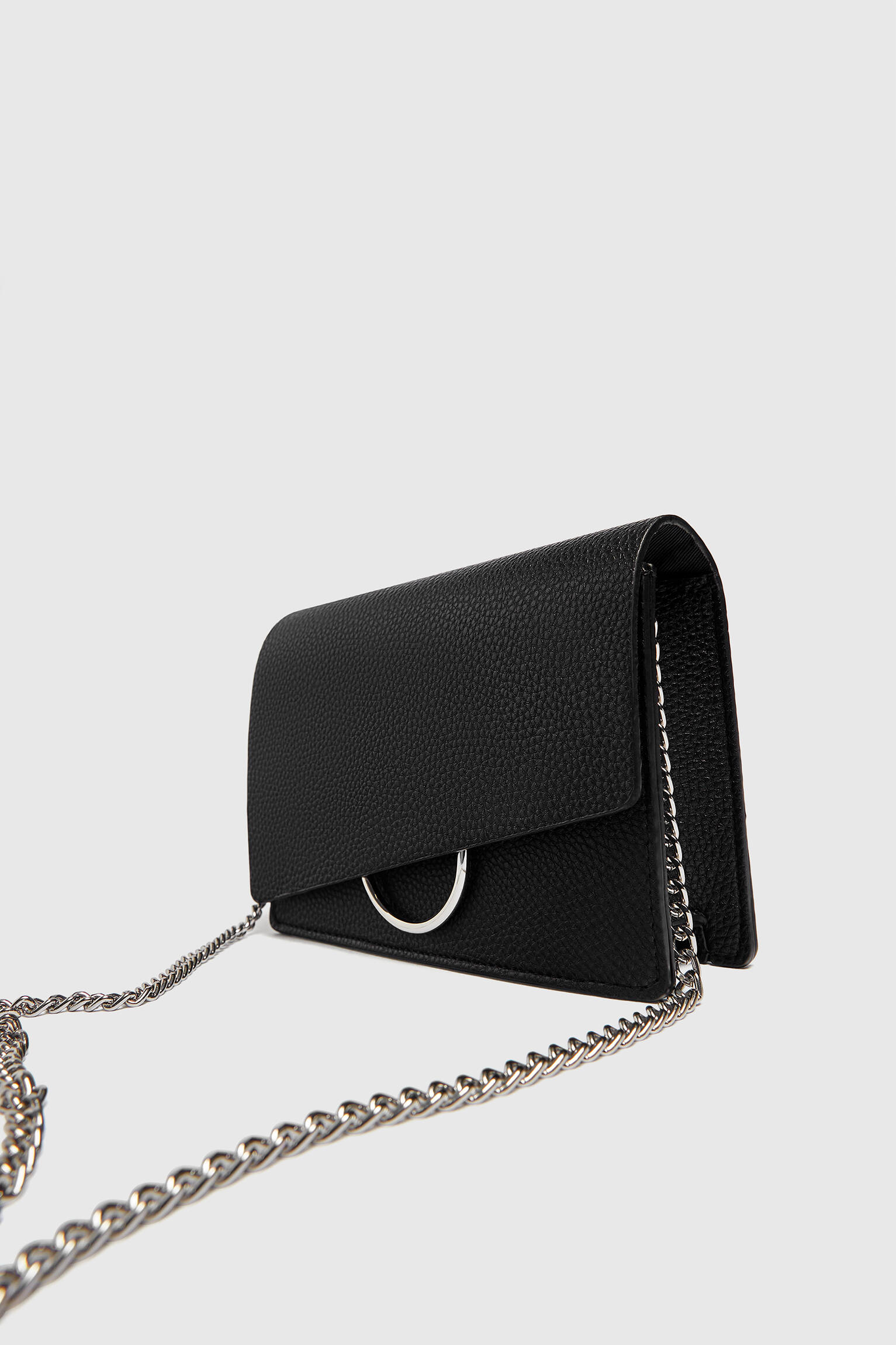 Bolsa transversal com detalhe de argola - preta