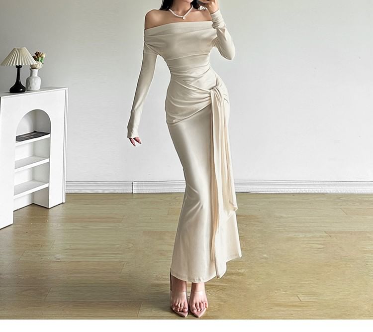 Autuna - Lange mouw off-shoulder maxi-zeemeerminjurk met strikceintuur en split