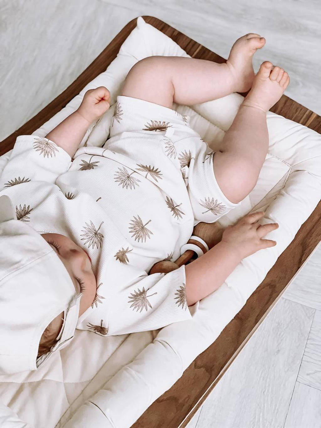 Babystyling baby sweatshort met all over print ecru/lichtbruin