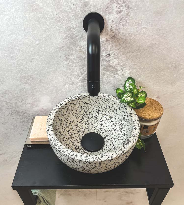 Saniclear Lovi fonteinset met zwart-witte terrazzo waskom en zwarte kraan voor in het toilet