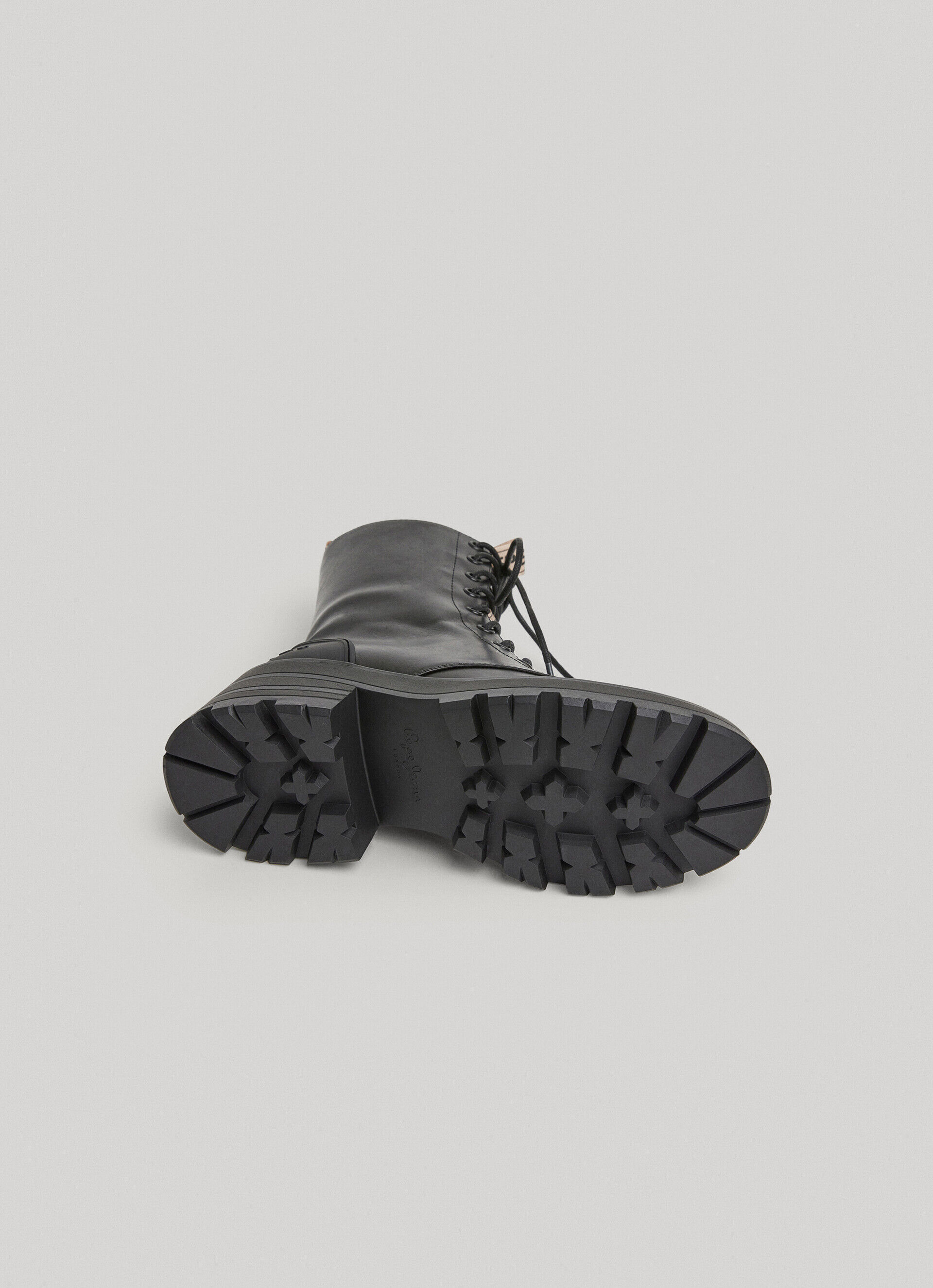 Botas de cano curto com cadarço - pretas