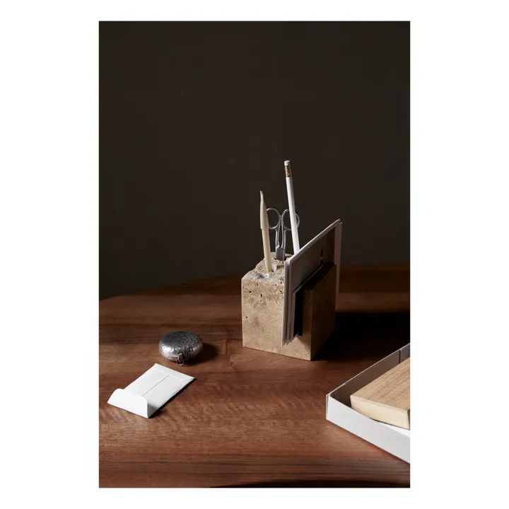 Ferm Living Porte-crayons Klint en travertin | Ocre