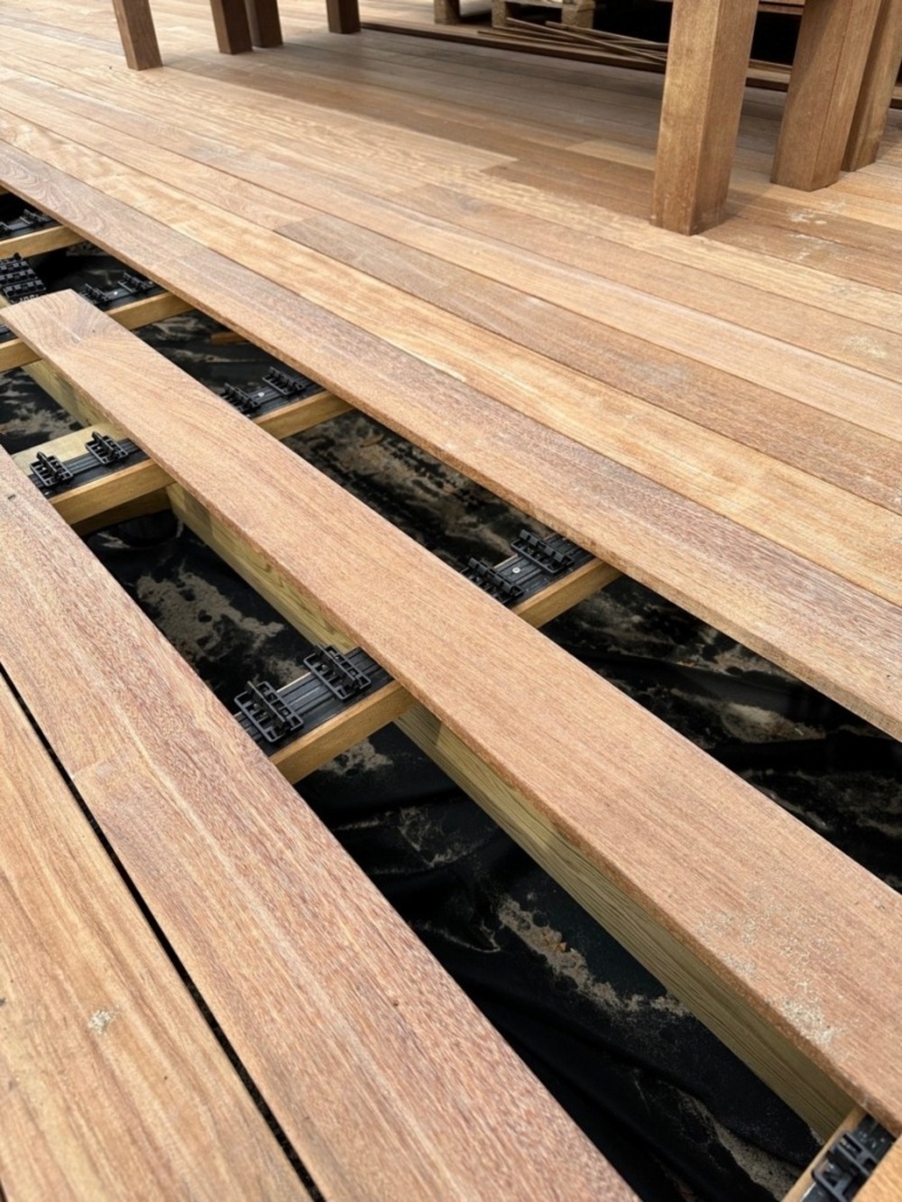 Pack complet 10m² lame de terrasse ipe grad clips lx900mm avec lambourde, flat rail, plot pvc et clé de démontage