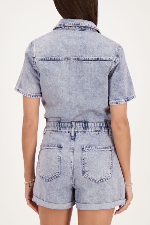 Blauwe denim playsuit met borstzak en roze gloed