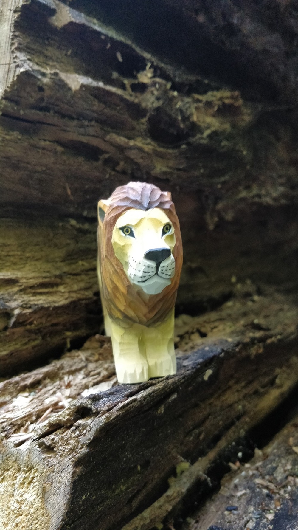 Figurine lion en bois