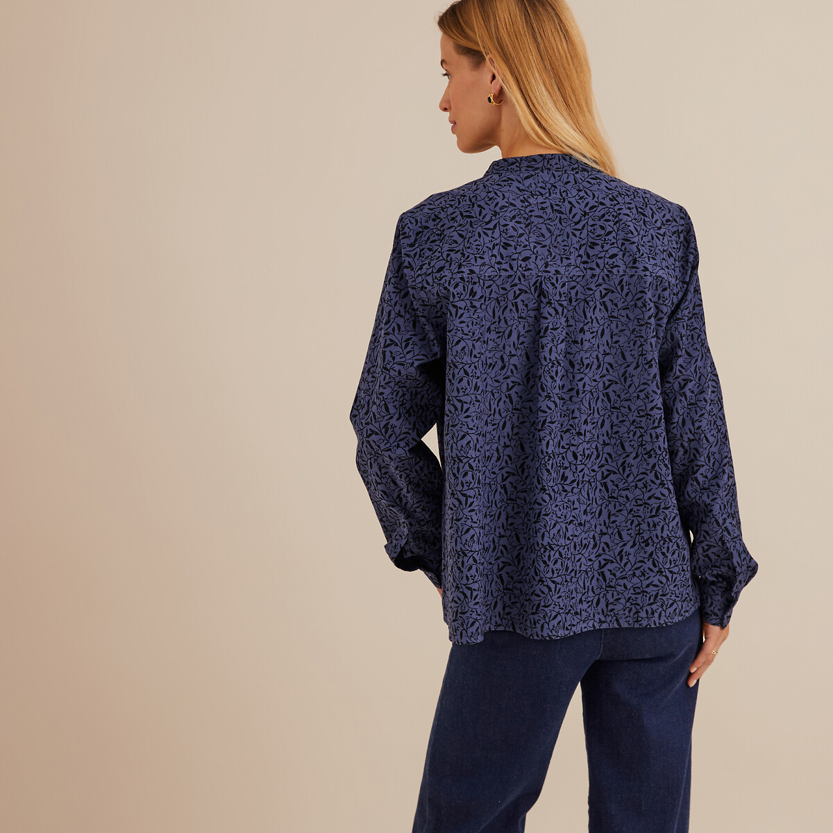 ANNE WEYBURN<br>Blusa de veludo, decote túnica, estampa floral