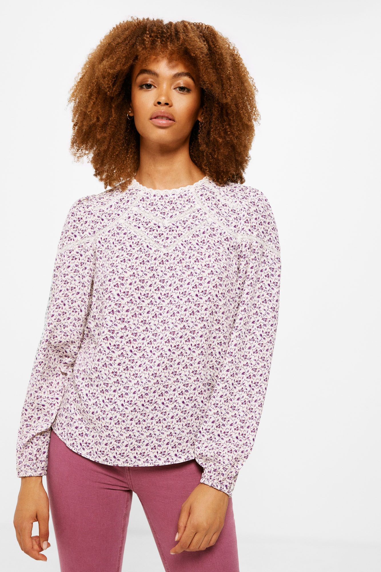 Blusa estampada com detalhe em renda