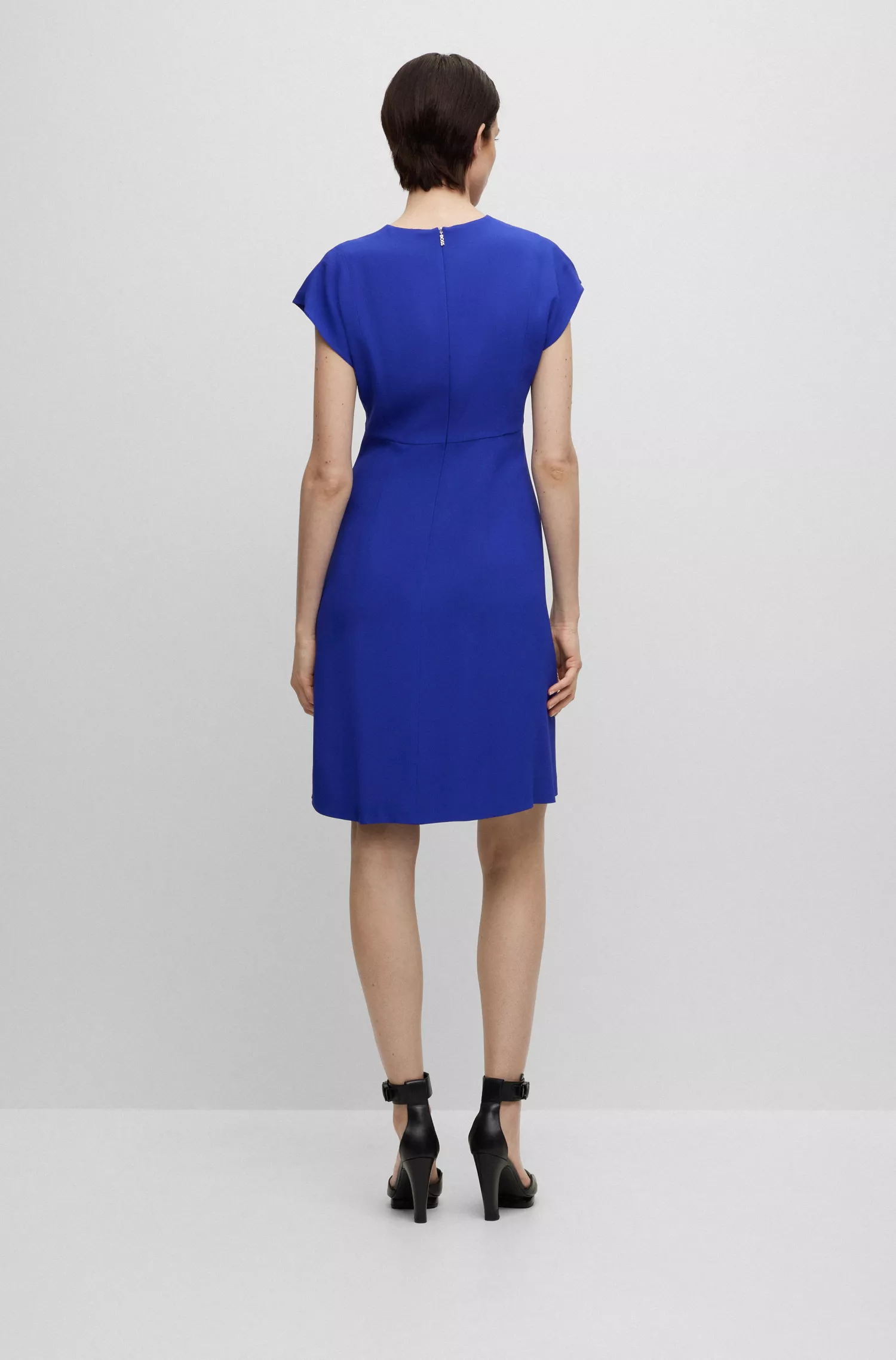 Vestido preto BOSS de corte justo com decote em V e mangas curtas.