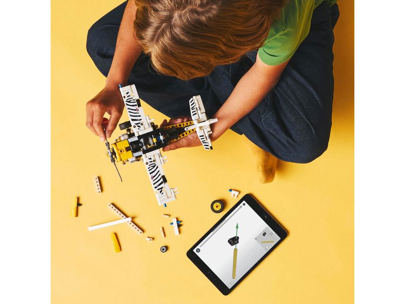 LEGO® Technic Propellerflugzeug 42198 Bauset für Kinder