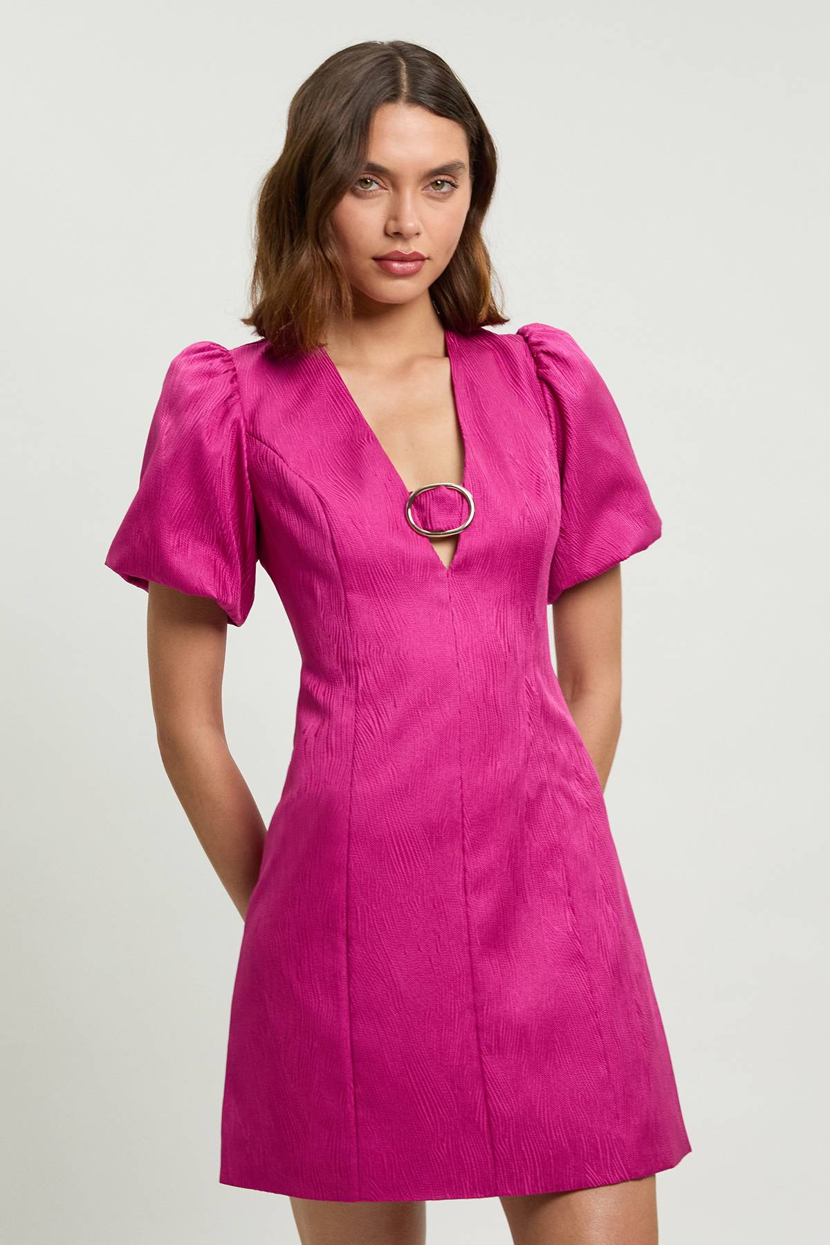 KarenMillen Robe Courte Cintrée À Encolure En V Ornée D'un Détail Et Manches Bouffantes