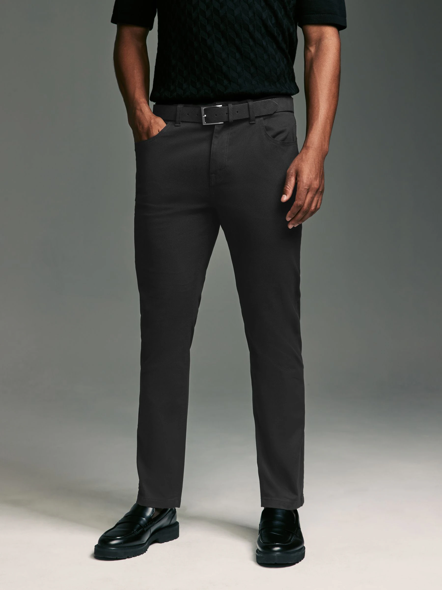 Zwart - Slim fit modieuze bedrukte stretchy chino's met riem