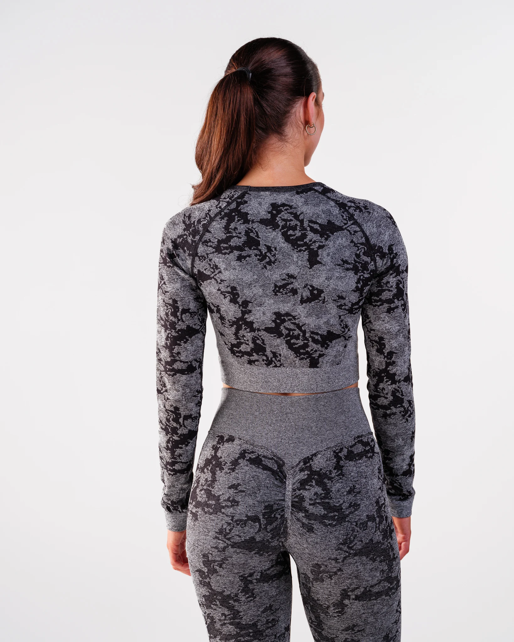 LEVITY Device Seamless Ruch Crop LS Dk Grey Leo