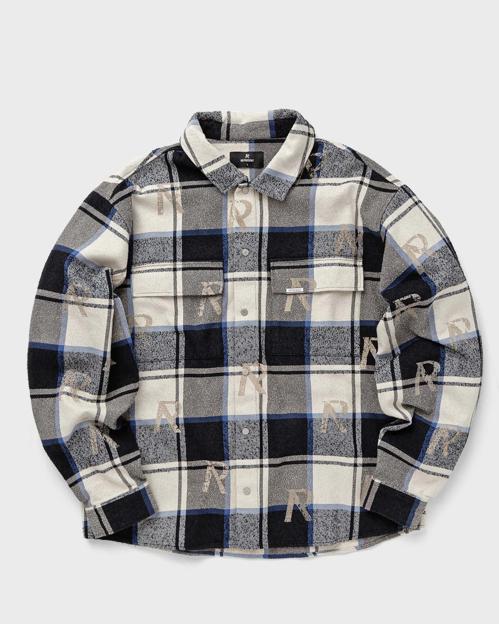 Camisa de flanela com estampa de iniciais por toda a peça.