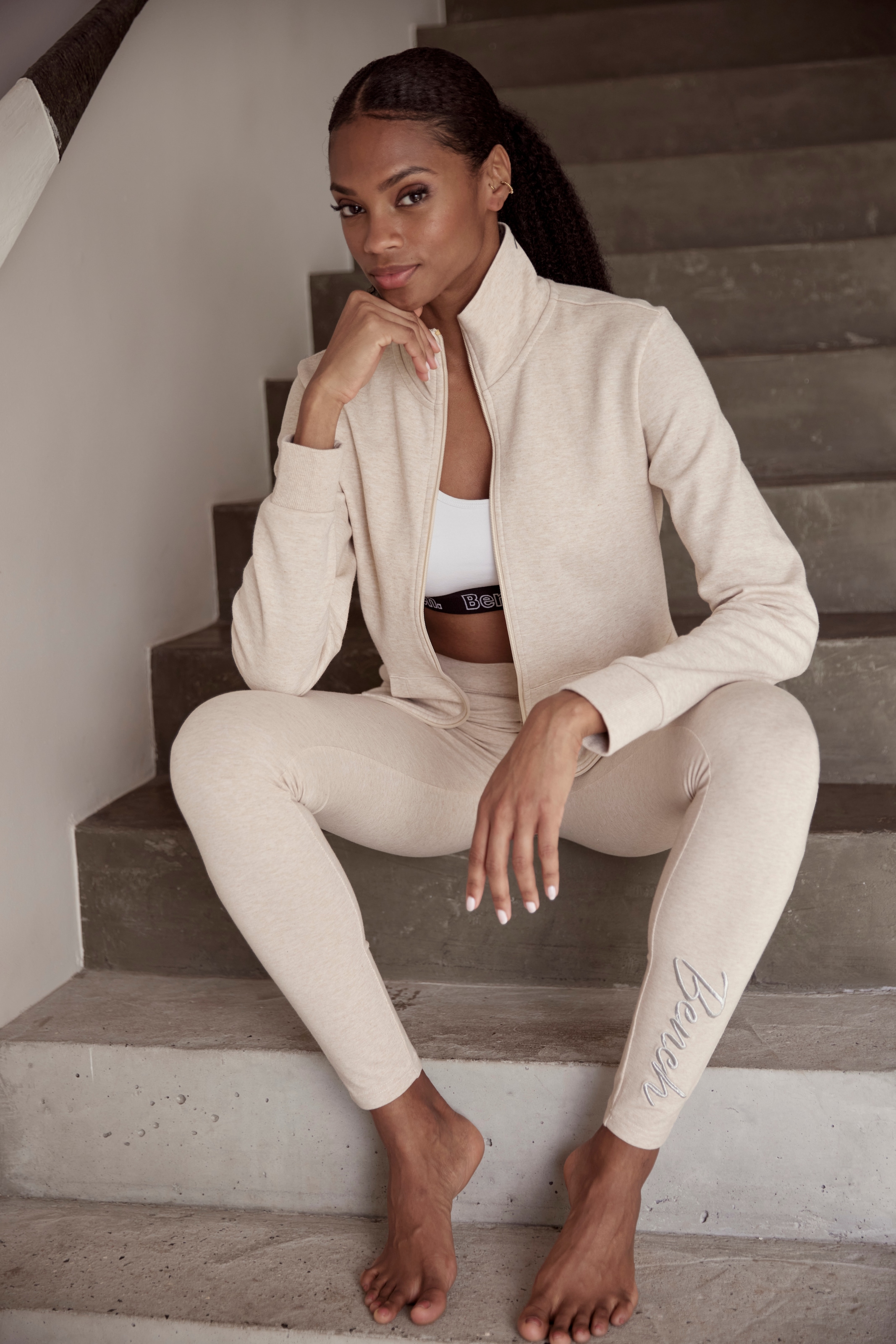 Bench. Loungewear Sweatjacke , mit glänzender Logostickerei am Stehkragen, Loungewear