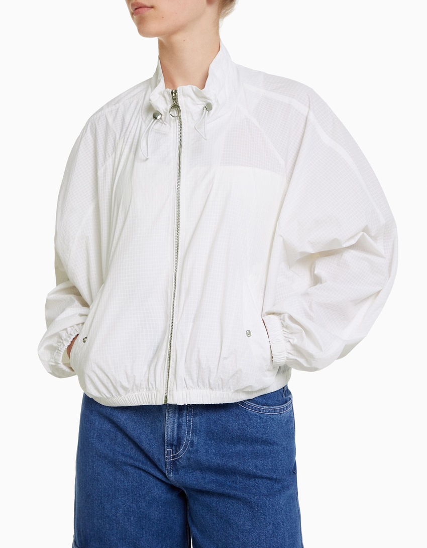 Jaqueta cropped texturizada em nylon ripstop