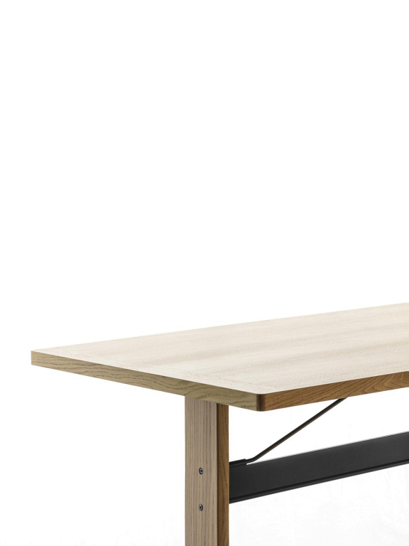 Hay Passerelle bureau gelakt eiken, black crossbar