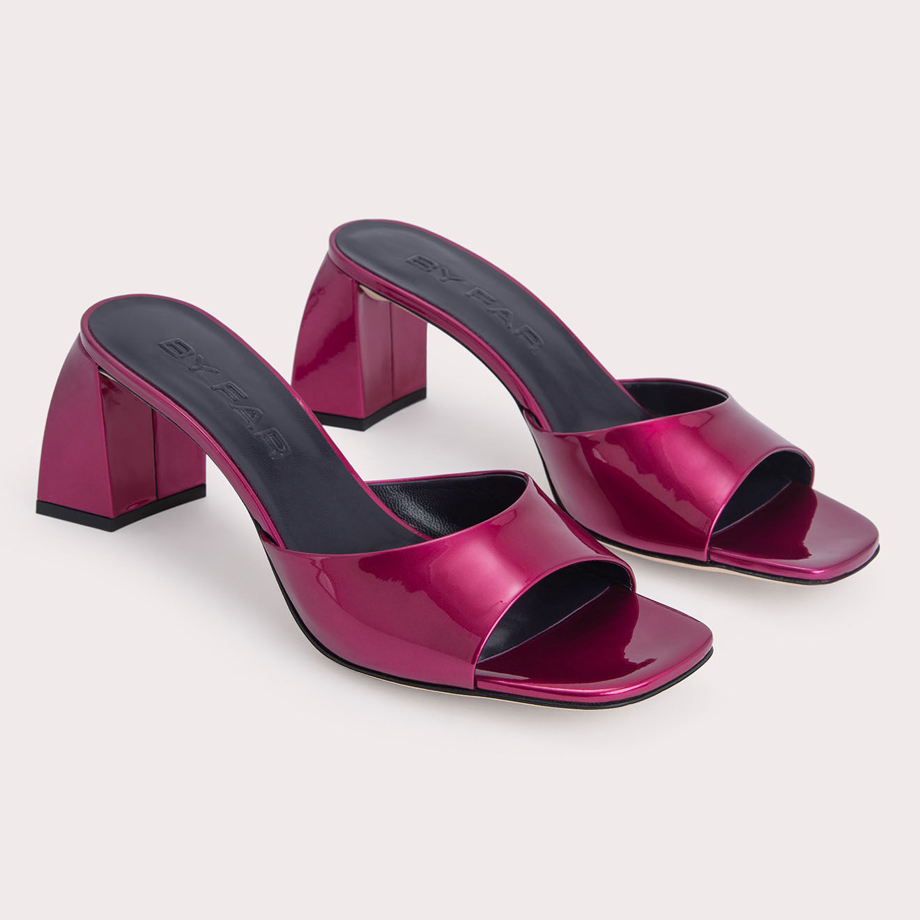 By Far Mules en Cuir verni Romy fuchsia - Talon 7 cm