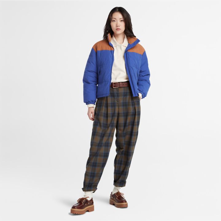 Jaqueta puffer feminina Mountain Welsh na cor azul.