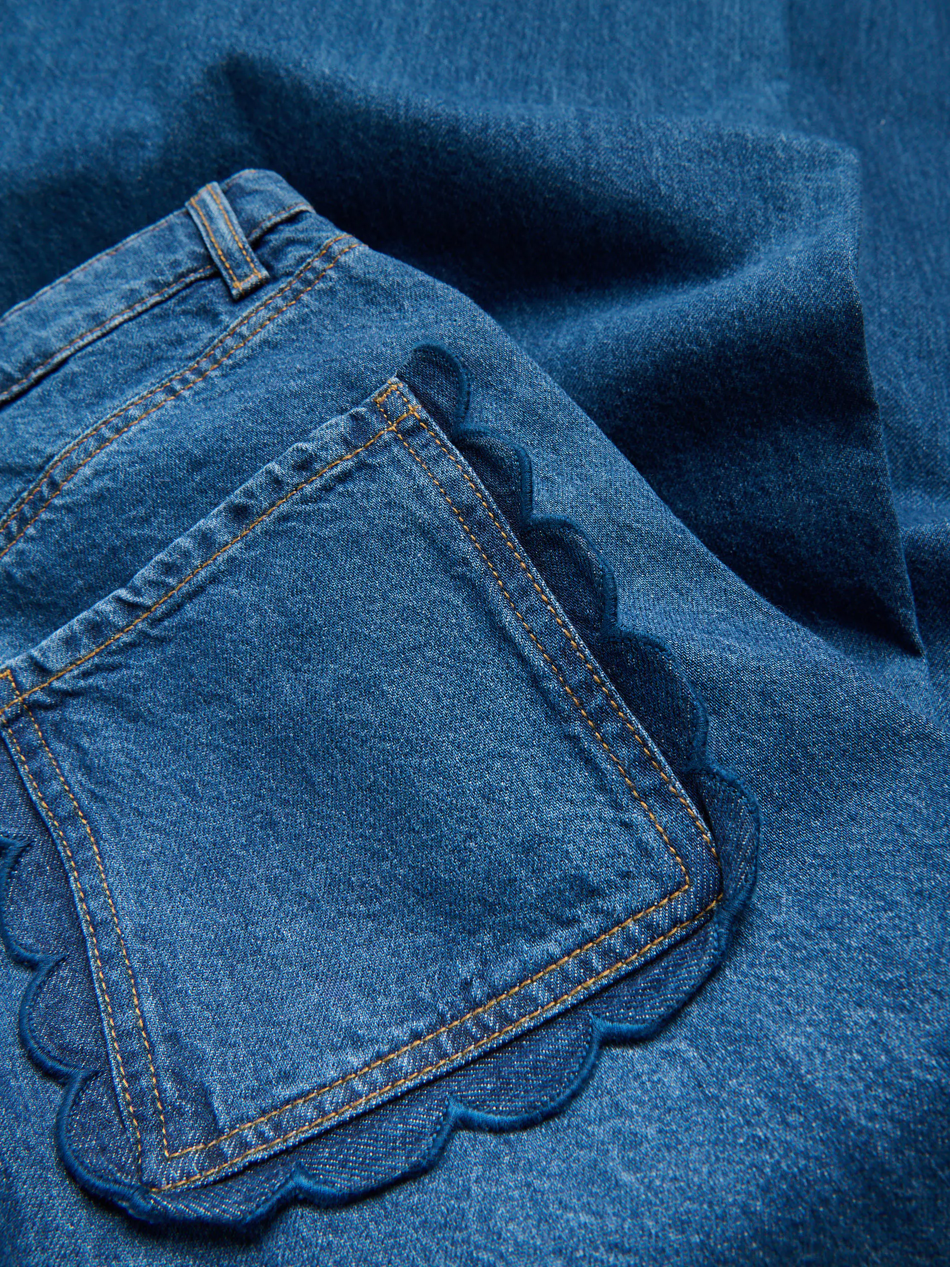 Jeans mit dekorativen Taschen