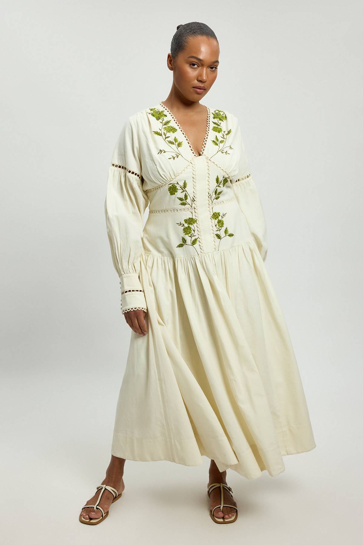 KarenMillen Robe Maxi Grande Taille En Sergé De Coton Tissé À Manches Longues Avec Broderie De Roses