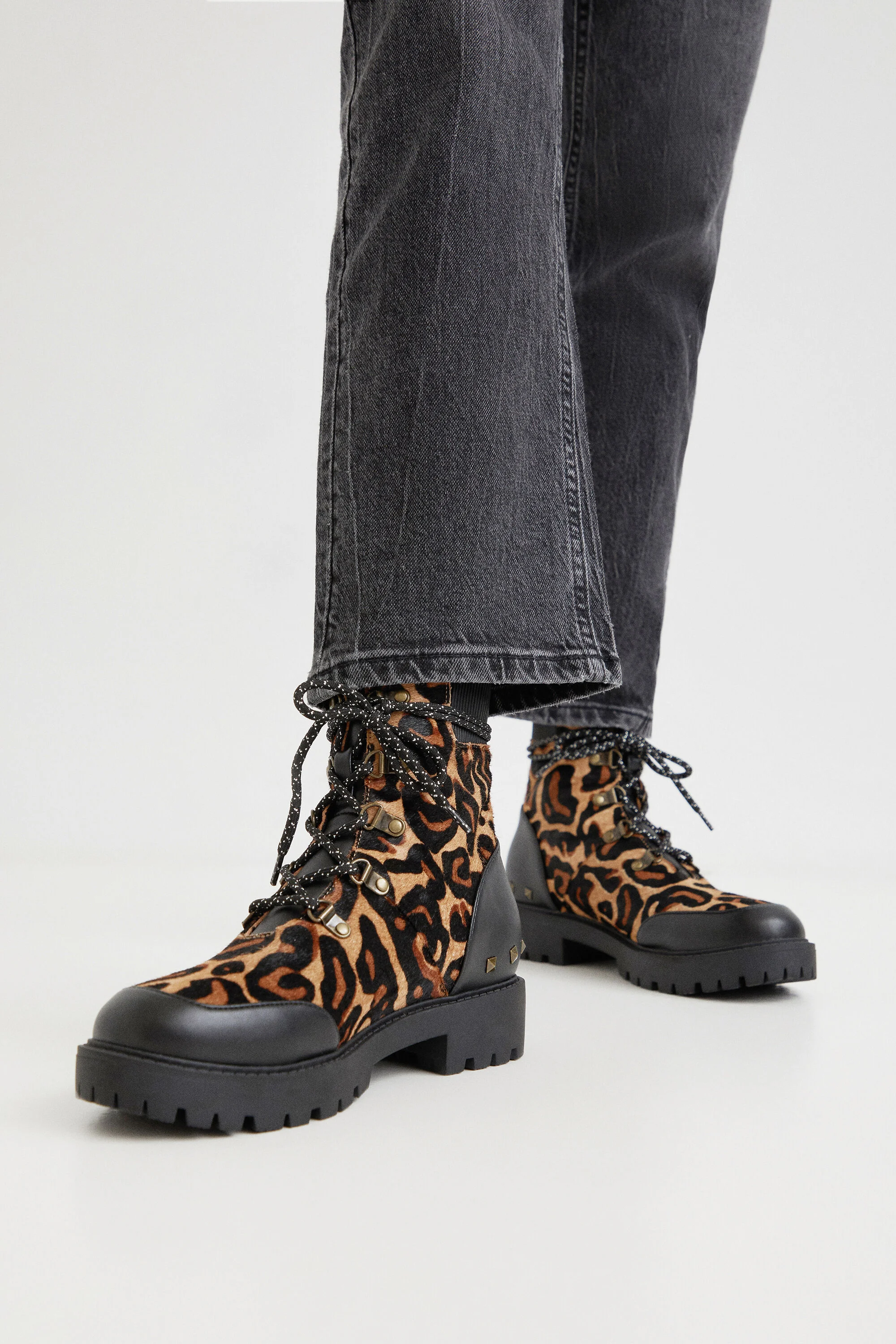 Bota de couro com estampa animal