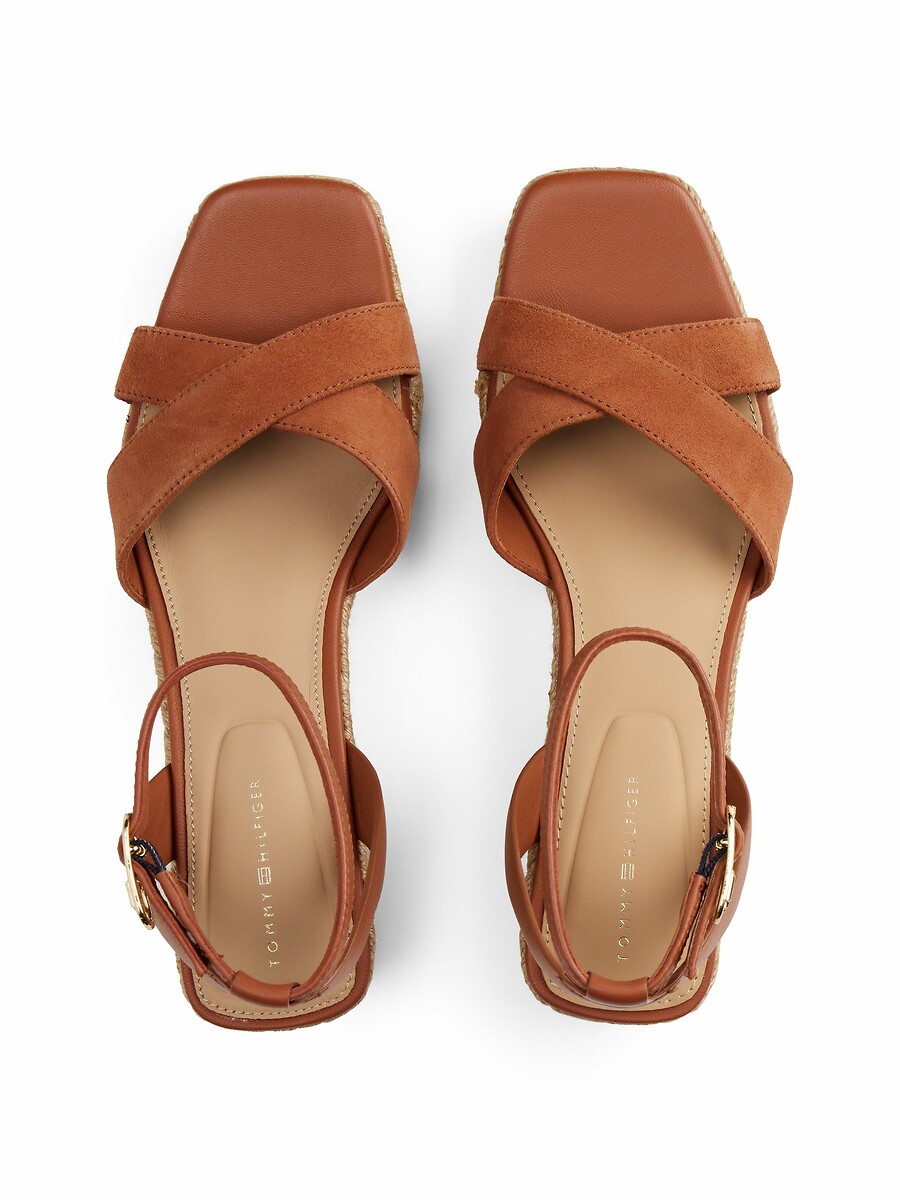 TOMMY HILFIGER<br>Sandálias de plataforma, em couro.