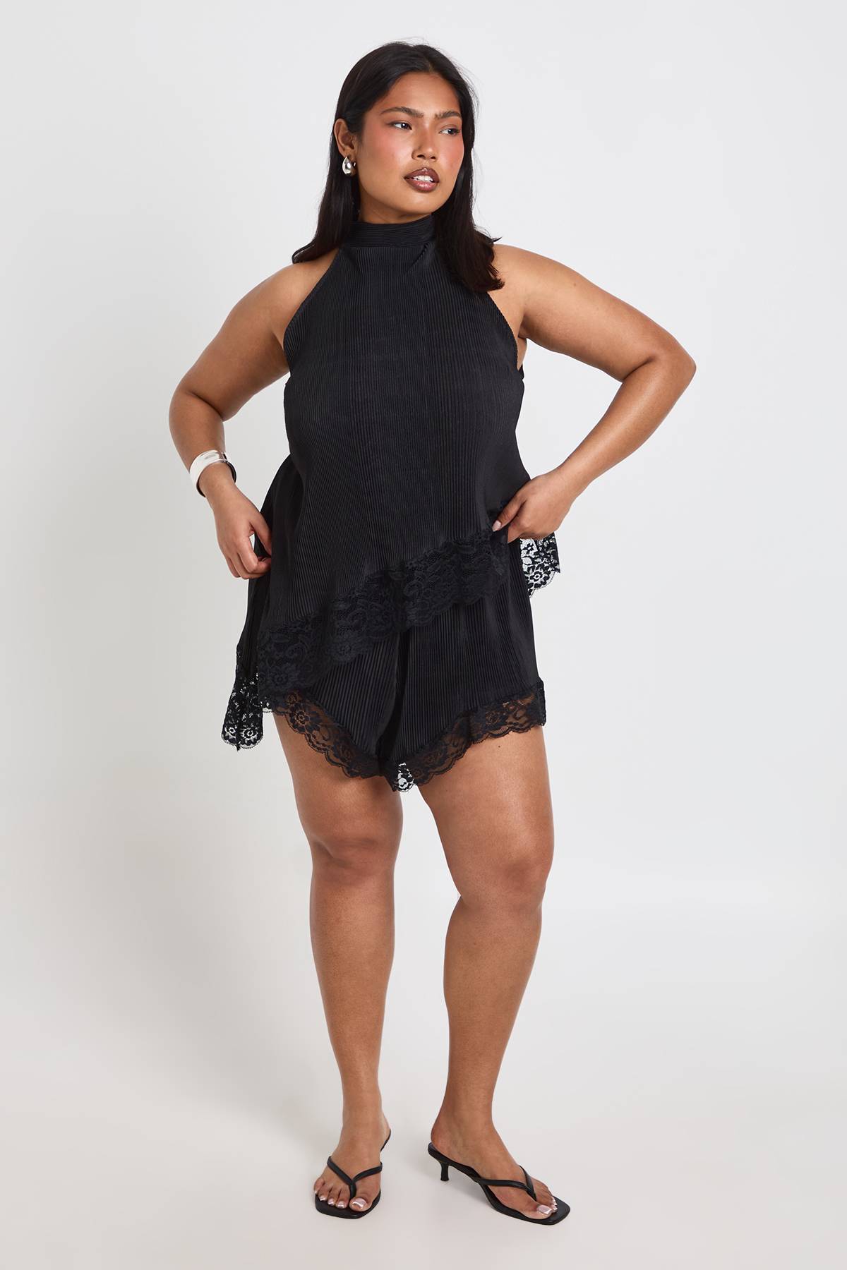 boohoo Short Plissé Grande Taille Avec Bordure En Dentelle
