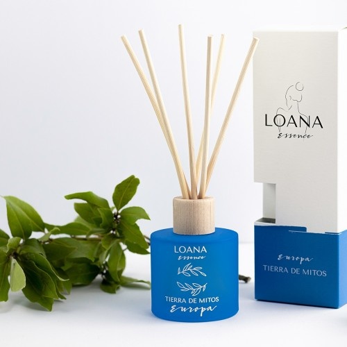 O difusor de varetas Loana Essence absorve odores de animais de estimação e possui fragrância de coco e pêssego.