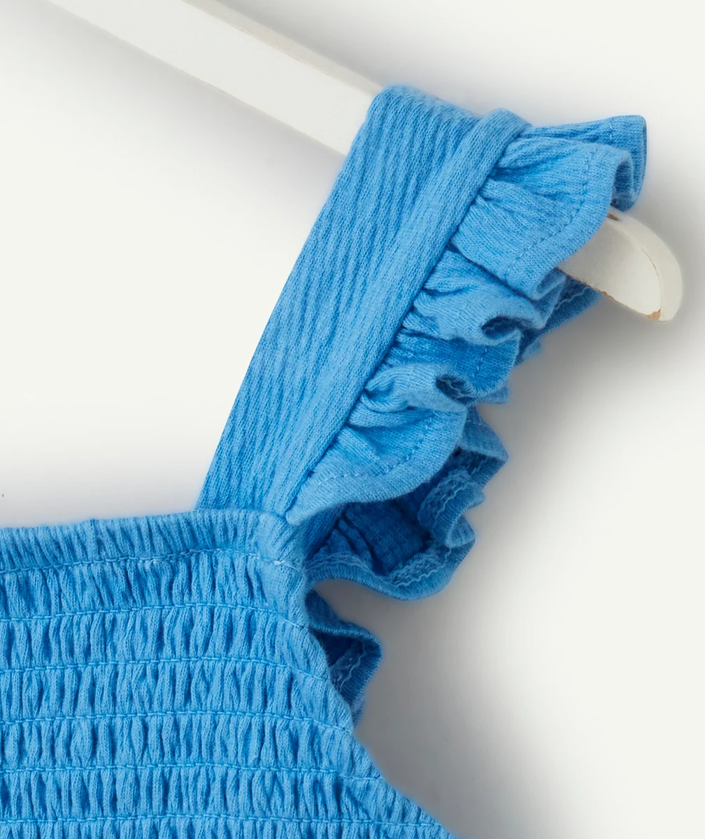 combi-short fille bleue avec ouverture dos et bretelles à volants