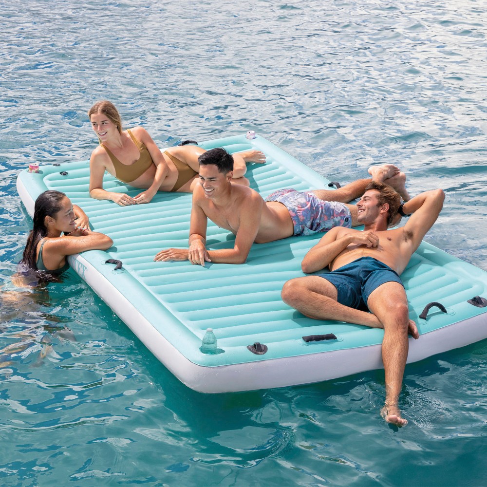 Cobertor inflável flutuante Intex com porta-copos e alças de apoio.