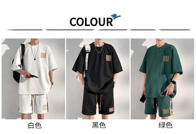 FORSETI - Set: T-shirt met korte mouwen, ronde hals en belettering + shorts met middelhoge taille