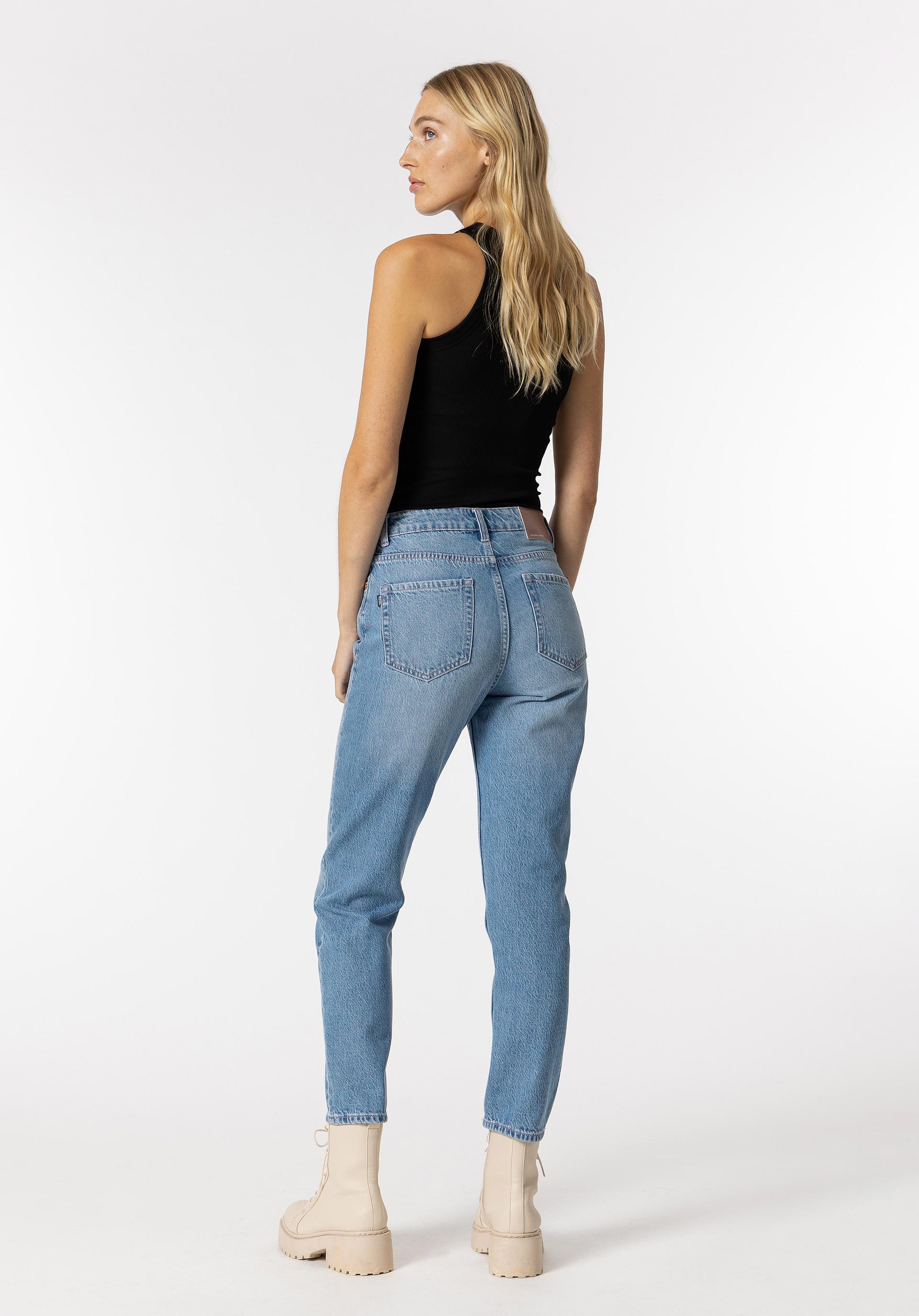 Jeans Mom Tapered Fit Cintura Alta C/ Rasgões