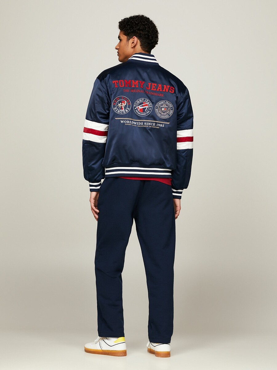 TOMMY JEANS<br>Jaqueta bomber de cetim com motivos bordados